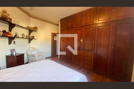 Casa à venda com 420m², 5 quartos e 4 vagas Casa à venda com 420m², 5 quartos e 4 vagasQuarto 2