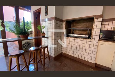 Casa à venda com 420m², 5 quartos e 4 vagas Casa à venda com 420m², 5 quartos e 4 vagasQuintal