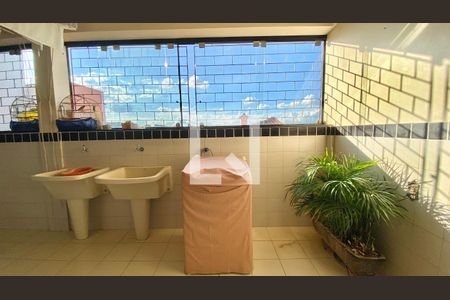 Casa à venda com 420m², 5 quartos e 4 vagas Casa à venda com 420m², 5 quartos e 4 vagasÁrea de Serviço