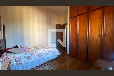 Casa à venda com 420m², 5 quartos e 4 vagas Casa à venda com 420m², 5 quartos e 4 vagasQuarto 3