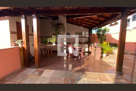 Casa à venda com 420m², 5 quartos e 4 vagas Casa à venda com 420m², 5 quartos e 4 vagasQuintal