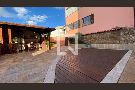 Casa à venda com 420m², 5 quartos e 4 vagas Casa à venda com 420m², 5 quartos e 4 vagasQuintal