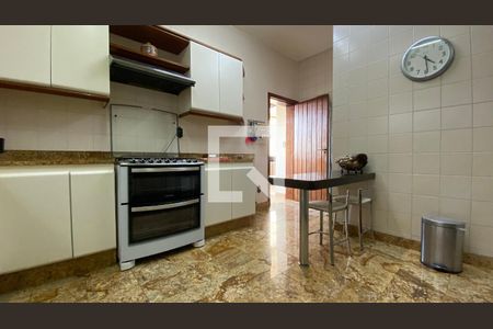 Casa à venda com 420m², 5 quartos e 4 vagas Casa à venda com 420m², 5 quartos e 4 vagasCozinha