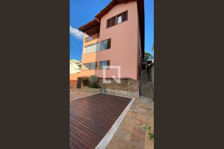 Casa à venda com 420m², 5 quartos e 4 vagas Casa à venda com 420m², 5 quartos e 4 vagasQuintal