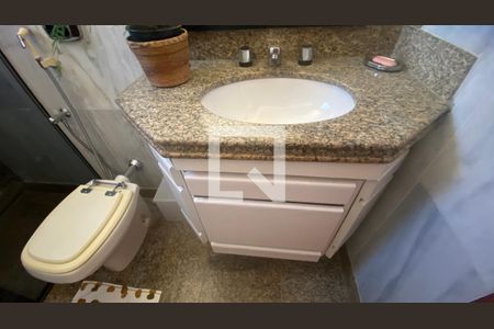 Casa à venda com 420m², 5 quartos e 4 vagas Casa à venda com 420m², 5 quartos e 4 vagasBanheiro Social 2