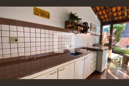 Casa à venda com 420m², 5 quartos e 4 vagas Casa à venda com 420m², 5 quartos e 4 vagasQuintal