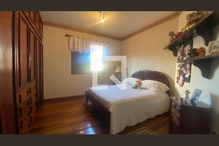 Casa à venda com 420m², 5 quartos e 4 vagas Casa à venda com 420m², 5 quartos e 4 vagasQuarto 2