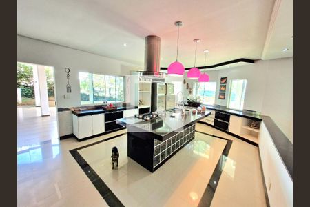 Casa à venda com 950m², 7 quartos e 8 vagasCozinha