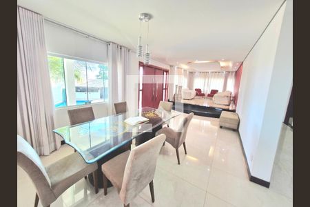 Casa à venda com 950m², 7 quartos e 8 vagasSala