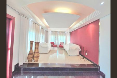 Casa à venda com 950m², 7 quartos e 8 vagasSala