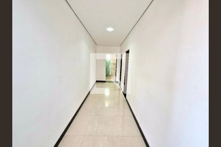 Casa à venda com 950m², 7 quartos e 8 vagasCorredor