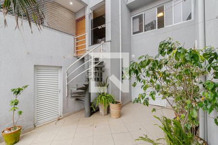 Casa à venda com 300m², 4 quartos e 3 vagas Casa à venda com 300m², 4 quartos e 3 vagasQuintal