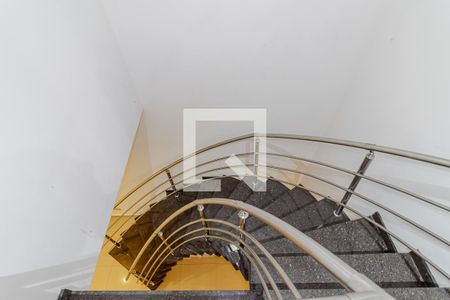 Casa à venda com 300m², 4 quartos e 3 vagas Casa à venda com 300m², 4 quartos e 3 vagasEscadas