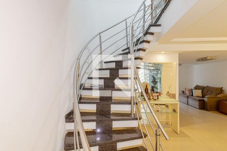 Casa à venda com 300m², 4 quartos e 3 vagas Casa à venda com 300m², 4 quartos e 3 vagasEscadas