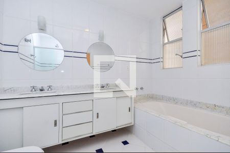 Apartamento à venda com 277m², 4 quartos e 2 vagasBanheiro da Suíte