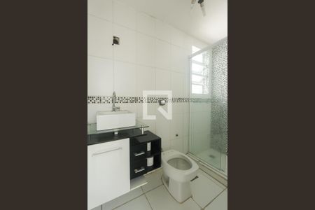 Banheiro de apartamento à venda com 1 quarto, 31m² em Santa Cecília, Porto Alegre
