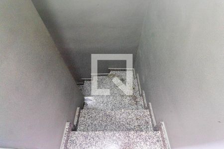 Casa à venda com 75m², 2 quartos e 2 vagas Casa à venda com 75m², 2 quartos e 2 vagasEscada