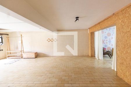 Casa à venda com 180m², 3 quartos e 6 vagas Casa à venda com 180m², 3 quartos e 6 vagasGaragem