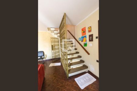 Casa à venda com 180m², 3 quartos e 6 vagas Casa à venda com 180m², 3 quartos e 6 vagasEscada