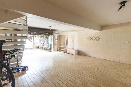 Casa à venda com 180m², 3 quartos e 6 vagas Casa à venda com 180m², 3 quartos e 6 vagasGaragem