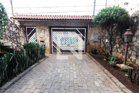 Casa à venda com 180m², 3 quartos e 6 vagas Casa à venda com 180m², 3 quartos e 6 vagasGaragem