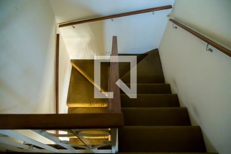 Casa à venda com 125m², 3 quartos e 2 vagasCorredor - Escada