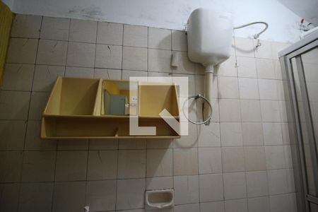 Banheiro de kitnet/studio para alugar com 1 quarto, 40m² em Vila do Castelo, São Paulo