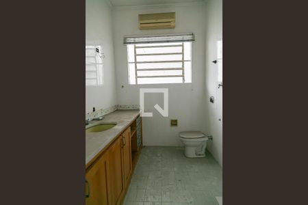 Casa para alugar com 250m², 3 quartos e 5 vagasBanheiro do Quarto 1