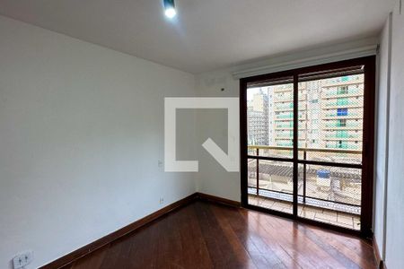 Apartamento à venda com 140m², 3 quartos e 2 vagas Apartamento à venda com 140m², 3 quartos e 2 vagasSuíte 02