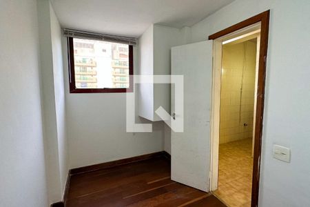 Apartamento à venda com 140m², 3 quartos e 2 vagas Apartamento à venda com 140m², 3 quartos e 2 vagasQuarto de Serviço
