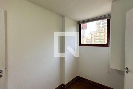 Apartamento à venda com 140m², 3 quartos e 2 vagas Apartamento à venda com 140m², 3 quartos e 2 vagasQuarto de Serviço