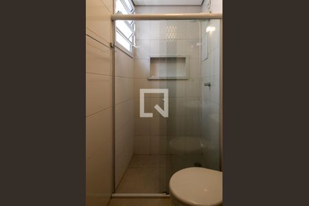 banheiro social_2 de apartamento para alugar com 1 quarto, 15m² em Aclimação, São Paulo