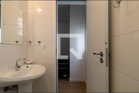 banheiro social_3 de apartamento para alugar com 1 quarto, 15m² em Aclimação, São Paulo