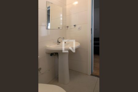 banheiro social_4 de apartamento para alugar com 1 quarto, 15m² em Aclimação, São Paulo
