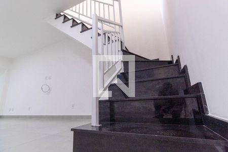Escada de casa para alugar com 4 quartos, 200m² em Vila Santana, São Paulo
