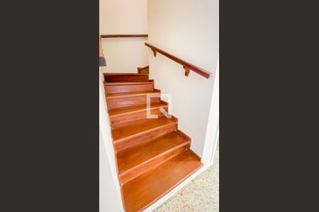 Casa para alugar com 156m², 3 quartos e 2 vagas Casa para alugar com 156m², 3 quartos e 2 vagasEscada