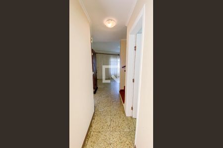 Corredor de casa para alugar com 3 quartos, 156m² em Jardim Stella, Santo André