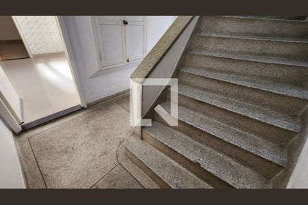 Apartamento para alugar com 77m², 2 quartos e 1 vaga Apartamento para alugar com 77m², 2 quartos e 1 vagaEscada