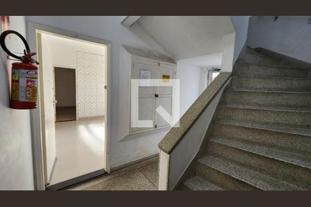 Escada de apartamento para alugar com 2 quartos, 77m² em Aparecida, Santos