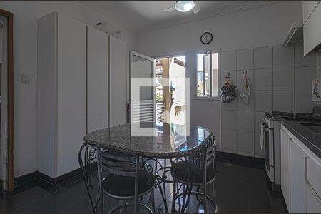 Casa à venda com 300m², 4 quartos e 8 vagas Casa à venda com 300m², 4 quartos e 8 vagascozinha