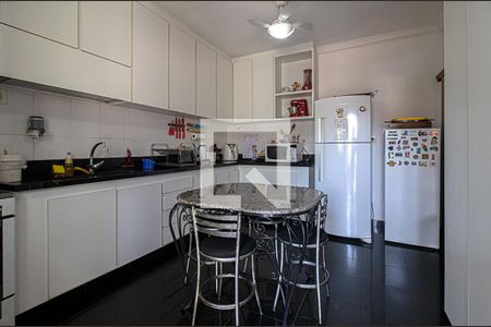 Casa à venda com 300m², 4 quartos e 8 vagas Casa à venda com 300m², 4 quartos e 8 vagascozinha