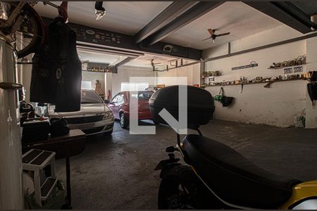 Casa à venda com 300m², 4 quartos e 8 vagas Casa à venda com 300m², 4 quartos e 8 vagasgaragem