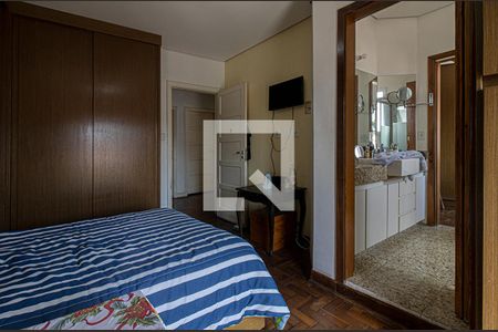 Casa à venda com 300m², 4 quartos e 8 vagas Casa à venda com 300m², 4 quartos e 8 vagassuíte