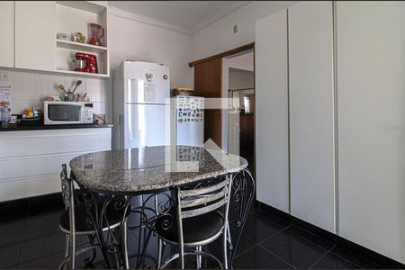 Casa à venda com 300m², 4 quartos e 8 vagas Casa à venda com 300m², 4 quartos e 8 vagascozinha