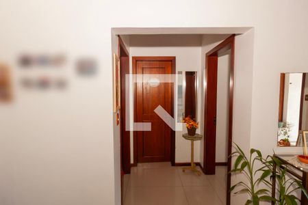 Casa à venda com 347m², 4 quartos e 4 vagas Casa à venda com 347m², 4 quartos e 4 vagasCorredor