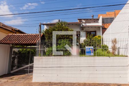 Casa à venda com 347m², 4 quartos e 4 vagas Casa à venda com 347m², 4 quartos e 4 vagasFachada