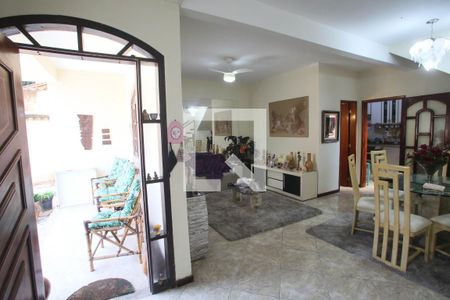 Sala de casa de condomínio para alugar com 3 quartos, 180m² em Taquara, Rio de Janeiro