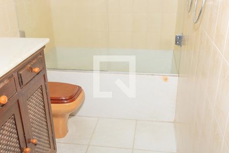 Casa à venda com 400m², 4 quartos e 1 vaga Casa à venda com 400m², 4 quartos e 1 vagaBanheiro da Suíte 1