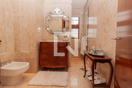 Apartamento à venda com 300m², 3 quartos e 5 vagas Apartamento à venda com 300m², 3 quartos e 5 vagasBanheiro da Suíte