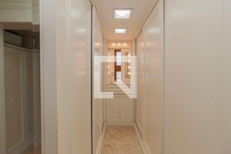 Apartamento à venda com 300m², 3 quartos e 5 vagas Apartamento à venda com 300m², 3 quartos e 5 vagasCloset da suíte